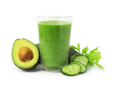 Beyaz camlı yeşil smoothie, salatalık ve avokado.
