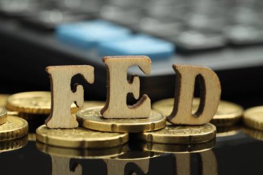 Word Fed (Federal Rezerv Sistemi) koyu ayna tablosundaki harf ve sikkelerle oluşturuldu