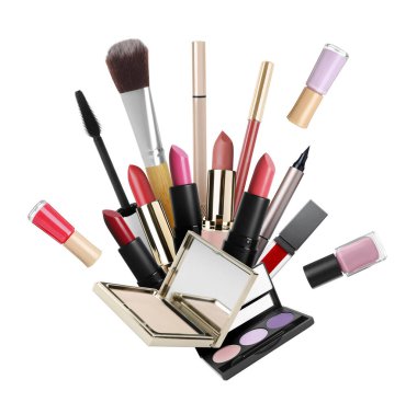 Beyaz arka planda havada farklı makyaj ürünleri