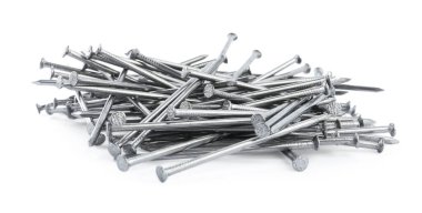 Beyaz arkaplanda metal çivi yığını