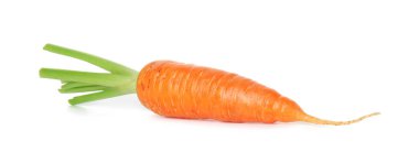 Taze olgun bir havuç beyazda izole edilmiş.