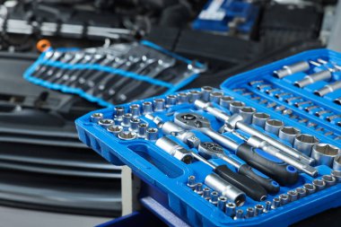 Otomobil tamir atölyesinde farklı oto tamircilerinin araçları, yakın çekim