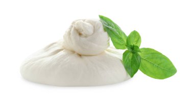 Beyaz üzerine izole edilmiş taze burrata peyniri ve fesleğen yaprakları.