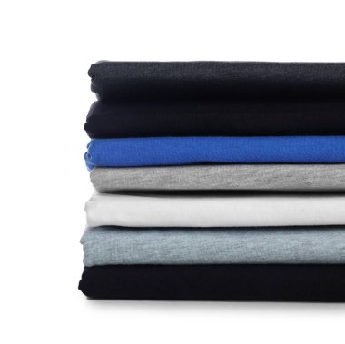 Beyaza izole edilmiş temiz renkli tişörtler yığını