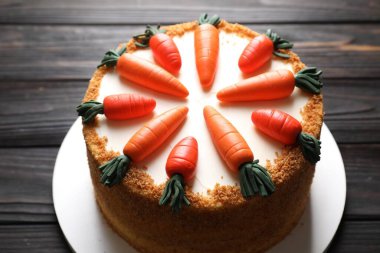 Ahşap masada nefis havuçlu kek, yakın plan.