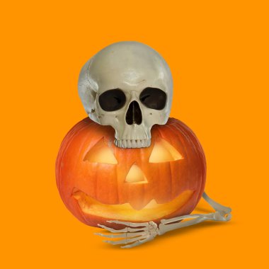 Korkunç iskelet turuncu arka planda ürkütücü Jack O 'Lantern' a sarılıyor. Cadılar Bayramı
