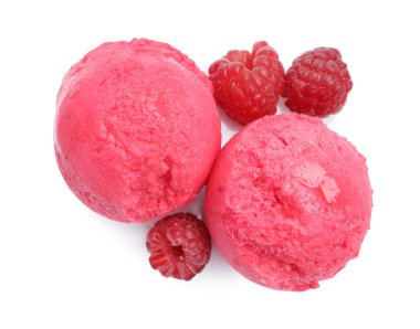 Lezzetli ahududu şerbeti ve taze böğürtlenler.