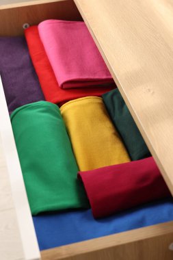 Farklı katlanmış elbiseli çekmeceler, yakın plan.