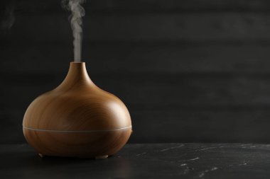 Siyah masa üzerinde Aroma yağı ayırıcı, metin için boşluk