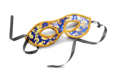 Güzel karnaval maskesi beyazın üstünde, manzaranın üstünde.