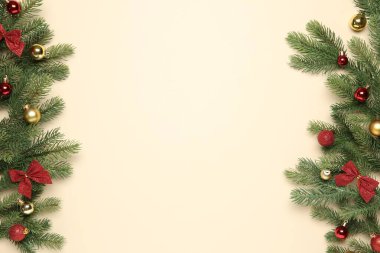 Firavun ağacı dalları fiyonklu ve bej arka planda Noel topları, düz yatıyordu. Metin için boşluk