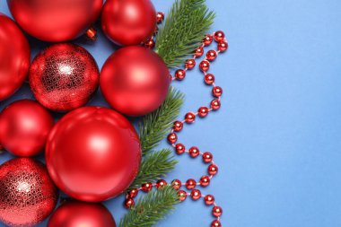 Mavi zemin üzerinde Noel dekoru olan düz konum, metin için boşluk