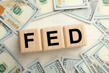 Fed (Federal Rezerv Sistemi) harfli küpler ve beyaz ahşap masa üzerinde dolar banknotları, düz yatıyordu