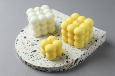 Gri masada güzel renkli baloncuk mumlar, yakın plan.