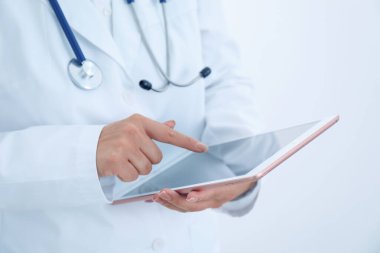 Beyaz arkaplanda tableti olan doktor, yakın plan görünümü