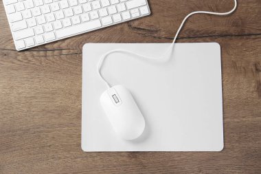 Fare başlı bilgisayar faresi ve klavyesi ahşap masada, düz yatıyordu.