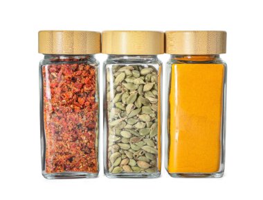 Beyaz kavanozlardaki farklı baharatlar.