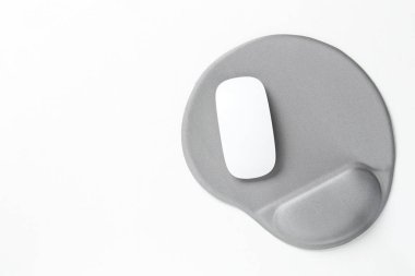 Kolları beyaz masada dinlenen fare ve fare, üst manzara. Metin için boşluk