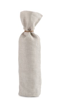 Çuval bezinde şarap şişesi beyaza izole edilmiş.