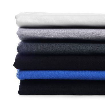 Beyaza izole edilmiş temiz renkli tişörtler yığını