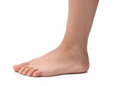 Beyaz arka planda çıplak ayaklı kadın, yakın plan görüntüsü