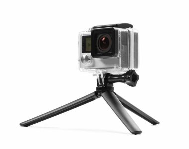 Beyaz arkaplanda modern aksiyon kamerası ve tripod