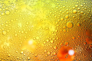 Renk arkaplanında yağ kabarcıkları, makro görünüm. Kozmetik ürünü