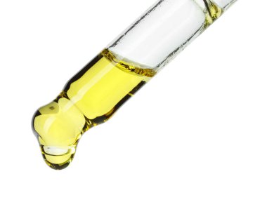 Beyaz arka planda pipetten gerekli yağı damlatıyor