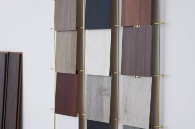 Depoda birçok farklı ahşap döşeme örnekleri var.