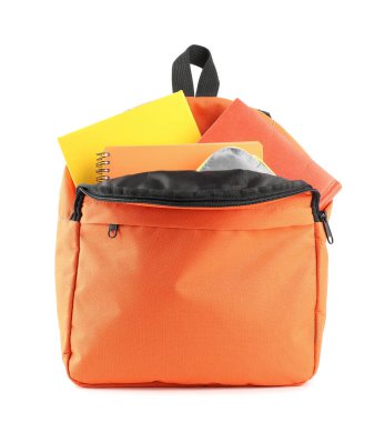 Farklı okul defterleri olan sırt çantası beyaza izole edilmiş.