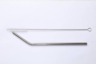 Metal saman içmek ve temizlik fırçası beyaz, üst görünümde izole