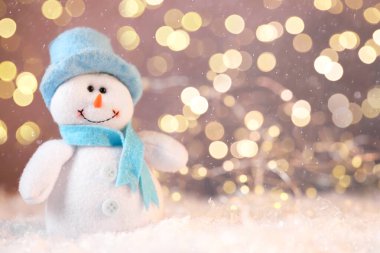 Tatlı kardan adam bulanık Noel ışıklarına karşı, bokeh etkisi. Metin için boşluk