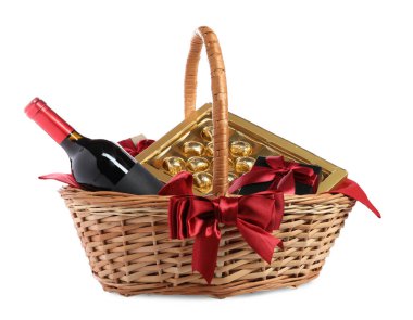 Beyaz şarap dolu hasır hediye sepeti