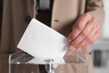 Kadın oyunu kapalı bir yerde sandığa koyuyor.