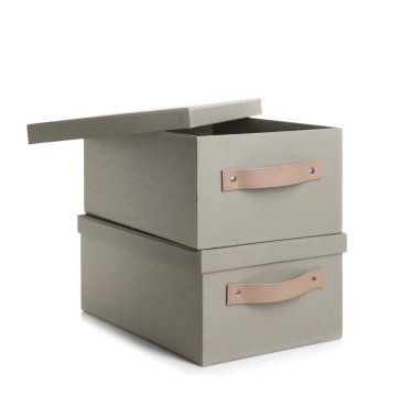 Beyaza izole edilmiş iki gri kutu.