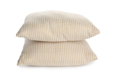 İki yumuşak hafif yastık beyaza izole edilmiş.