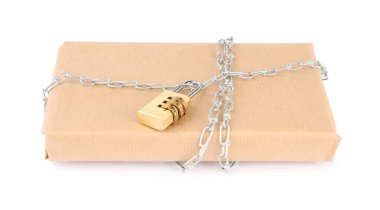 Zincirli ve asma kilitli bir paket beyaza izole edilmiş.