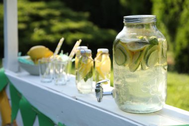Limonata parktaki ferahlatıcı içecekle birlikte duruyor.