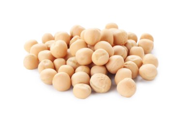 Kurumuş bezelye yığını beyaza izole edilmiş.