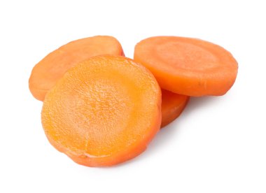Taze olgun havuç dilimleri beyaz üzerinde izole edilmiş.