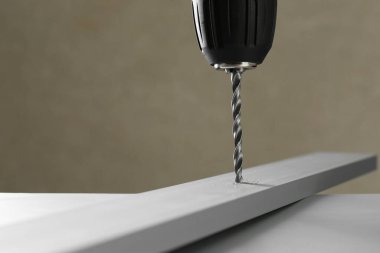 Gri arka planda hafif kalaslarda sondaj deliği, yakın plan. Metin için boşluk