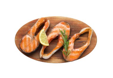 Lezzetli ızgara somon bifteği, limon ve biberiye beyaza izole edilmiş.