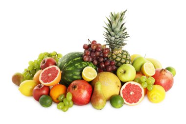 Birçok farklı taze meyve beyaz üzerine izole edilmiş.