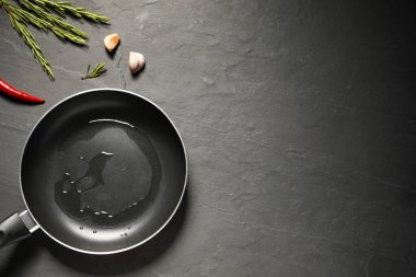 Koyu gri desenli masada yağlı ve baharatlı kızartma tavası. Metin için boşluk