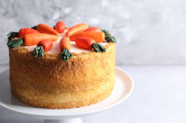 Açık gri masada nefis havuçlu kek, yakın plan. Metin için boşluk