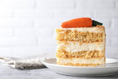 Tabak dolusu lezzetli havuçlu kek, gri desenli masa, yakın plan. Metin için boşluk