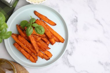 Beyaz mermer masada patates kızartması ve fesleğen. Metin için boşluk