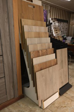 Depoda birçok farklı ahşap döşeme örnekleri var.