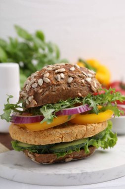 Beyaz masada nohut pirzolası ile nefis vegan burger, yakın plan.