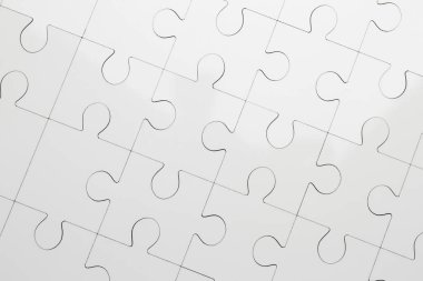 Arka plan olarak beyaz bulmaca, üst görünüm. Entelektüel oyun